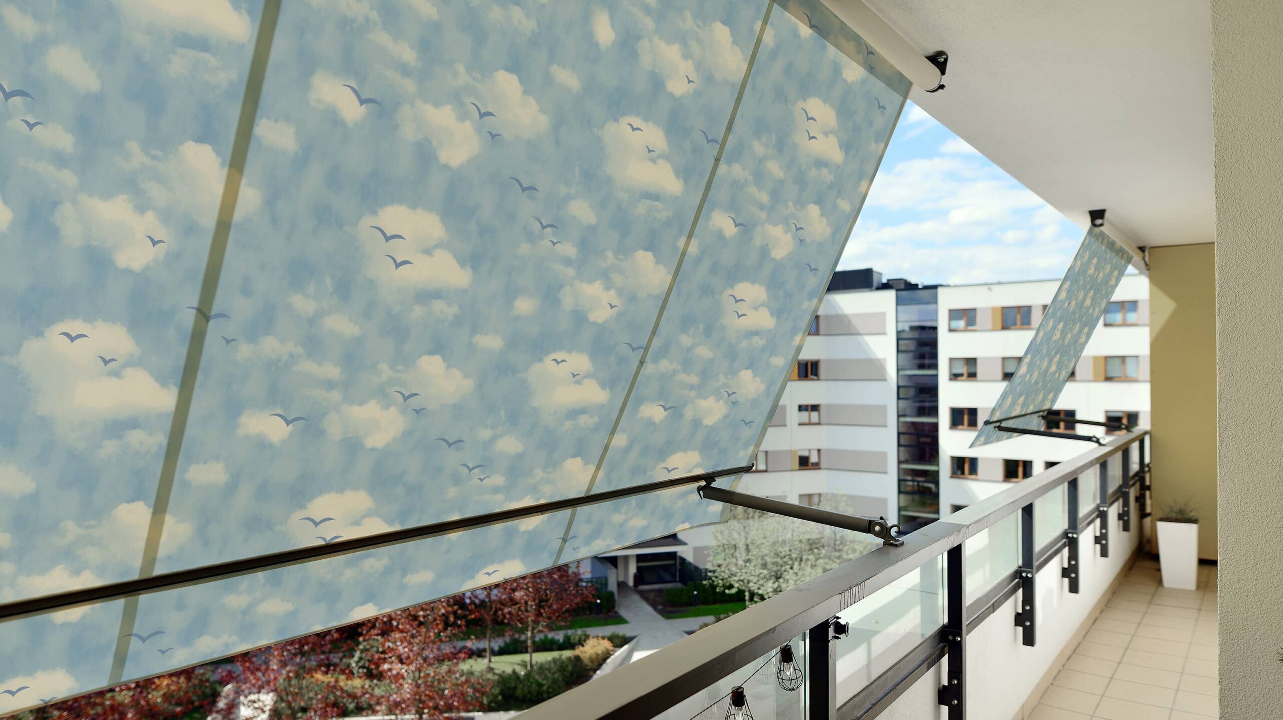 Τέντα με σχέδιο γλάροι σε εξωτερικό χώρο με θέα πολυκατοικία